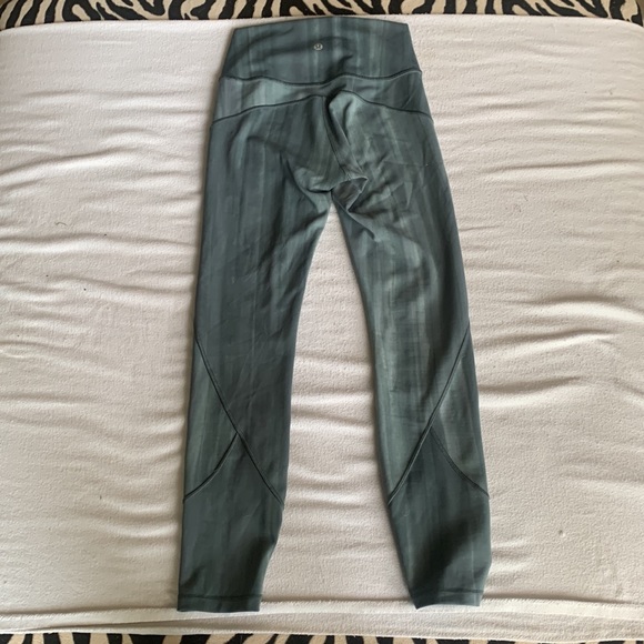 Lululemon In Movement Tight 25” Linear Spray Dye White Deep Ocean Leggings - Picture 5 of 6